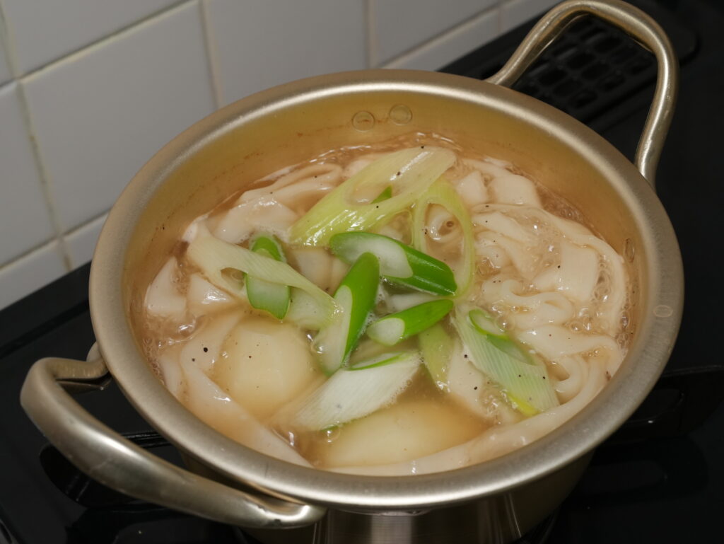 麺を茹でる