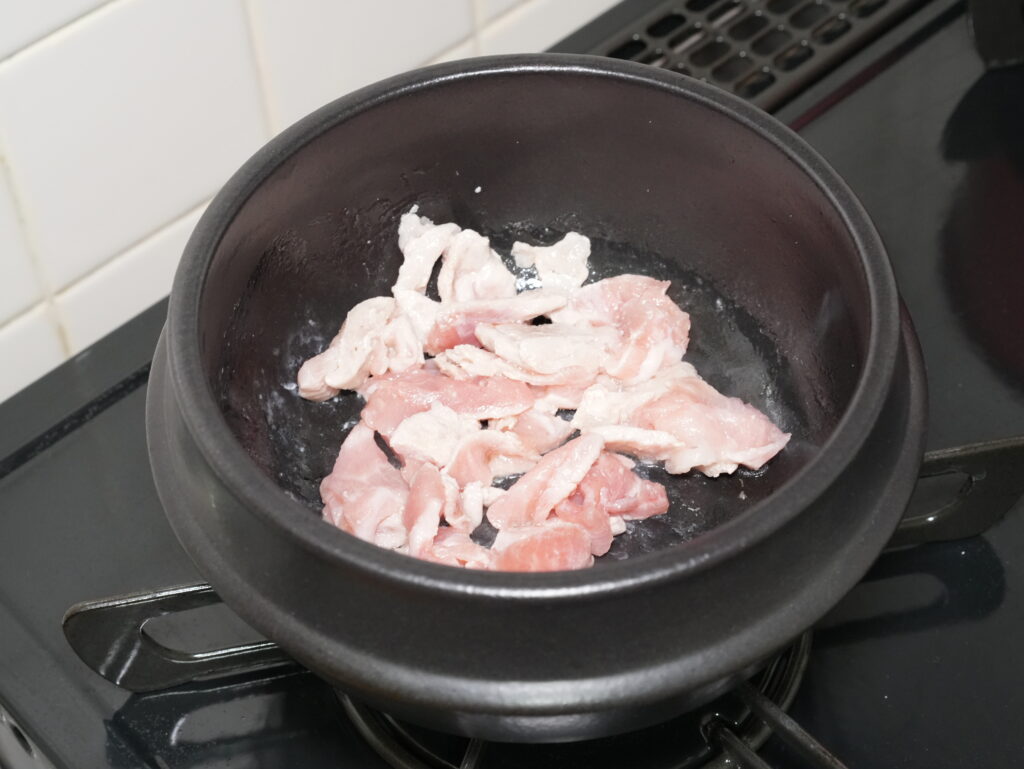 豚肉を炒める